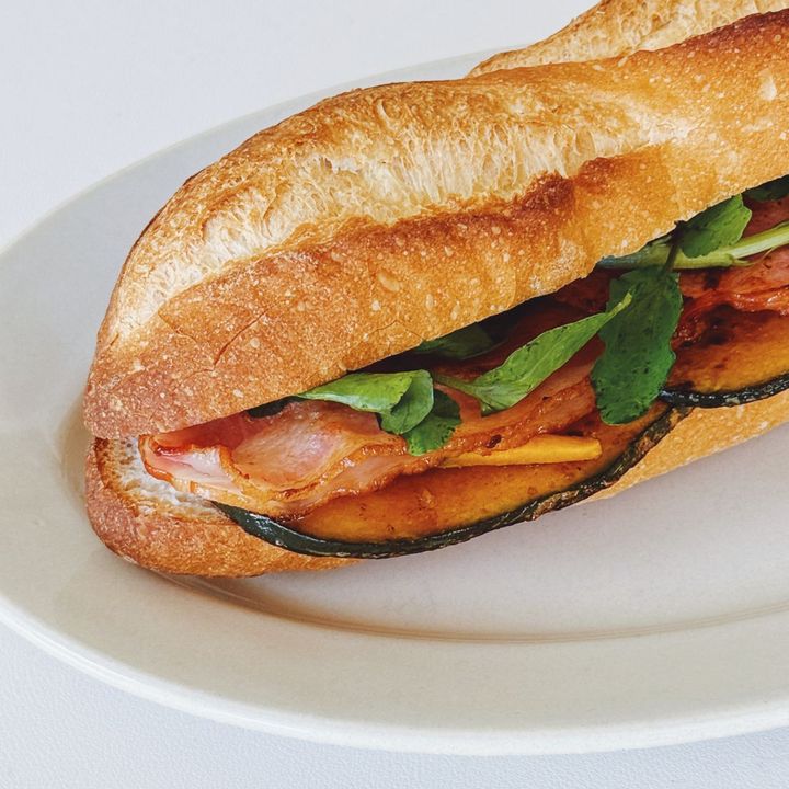 ハロウィンに作りたい！かぼちゃとベーコンのバゲットサンド【パン好きなsumire.のバゲットサンドのレシピ vol.28 〜レシピで旅するヨーロッパ〜】