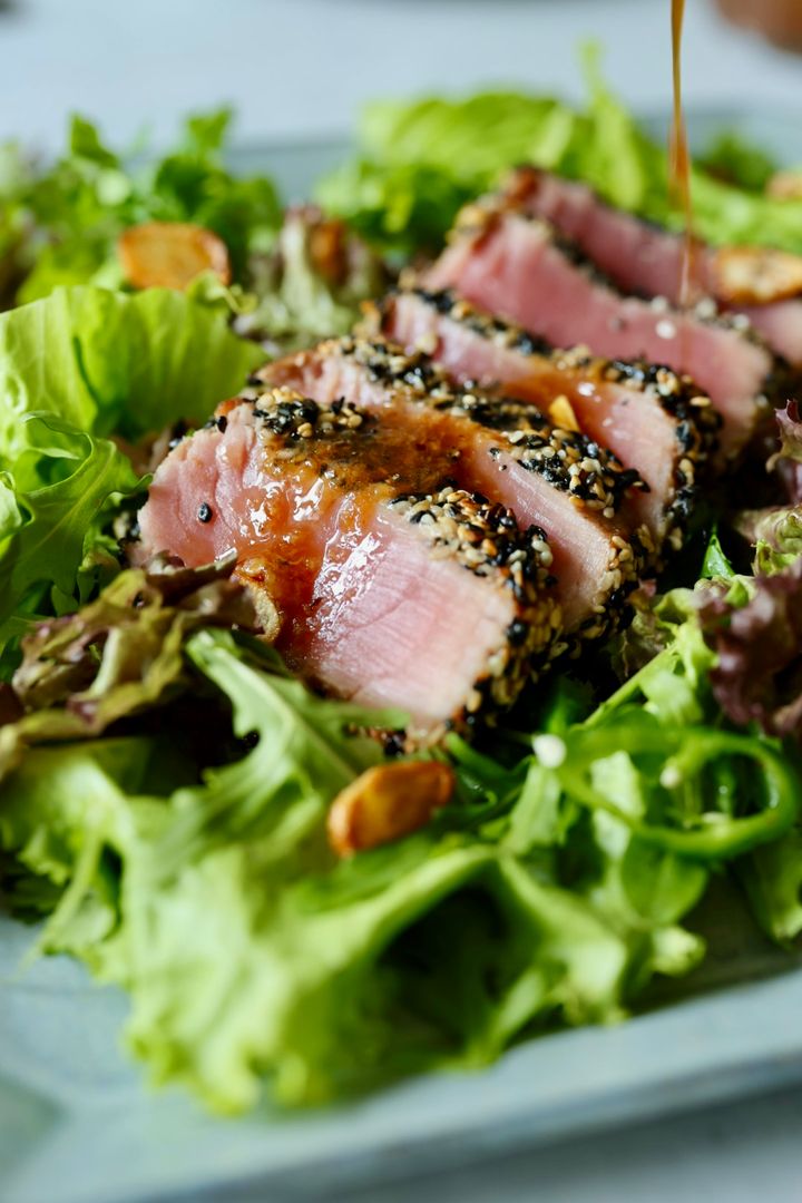 Tuna tataki salad with dashi oil だしオイルツナサラダ