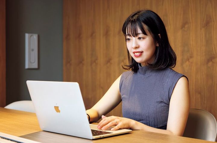 お仕事中の遠越奈津香さん