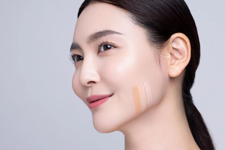 正しいファンデーションの色の選び方 色のマッチングは、フェイスラインで！