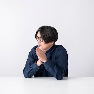 日用品図鑑：アートディレクター・西 崇徳の愛用する〈WOOD YOU LIKE COMPANY〉の円テーブルetc.