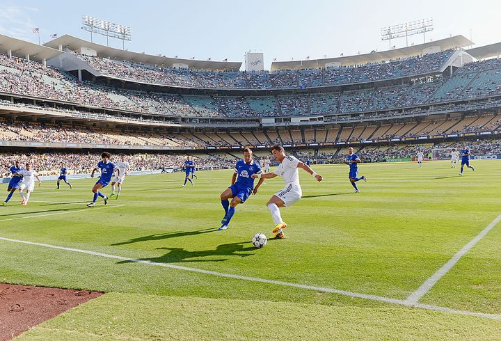 ロナウドもゴール！11年前、MLBドジャースのスタジアムで初めて開催された「サッカーの試合」がおもしろい