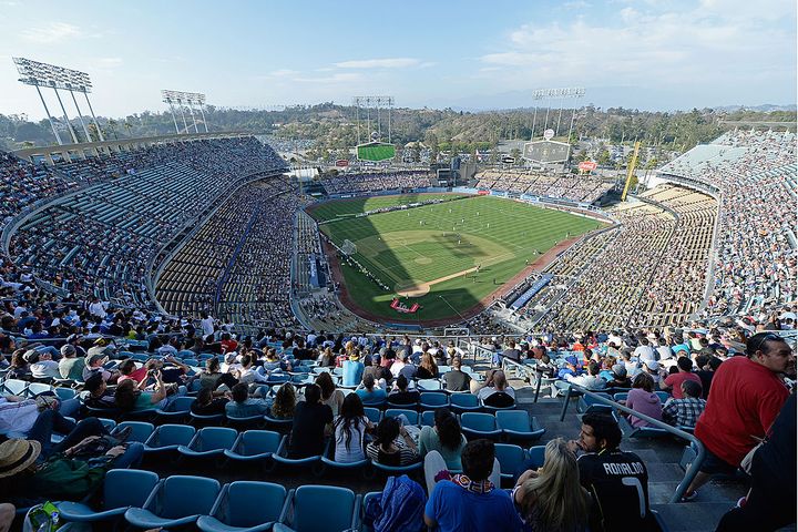 ロナウドもゴール！11年前、MLBドジャースのスタジアムで初めて開催された「サッカーの試合」がおもしろい
