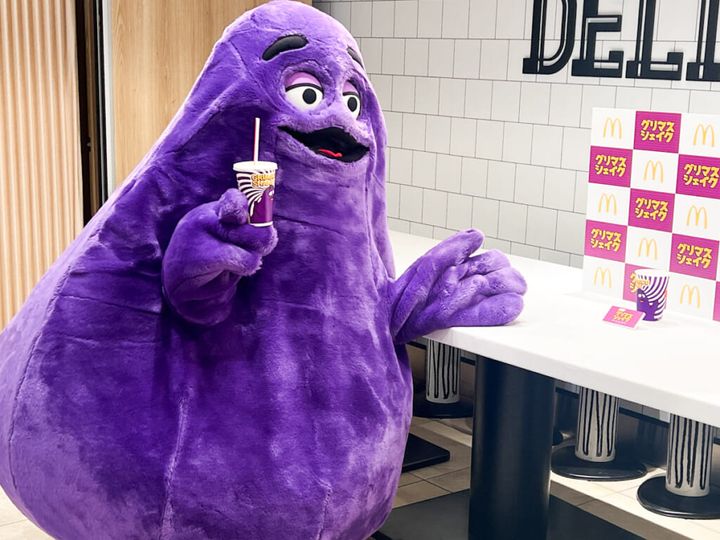 「グリマスシェイク」をアピールするマックシェイクのキャラクター、グリマス