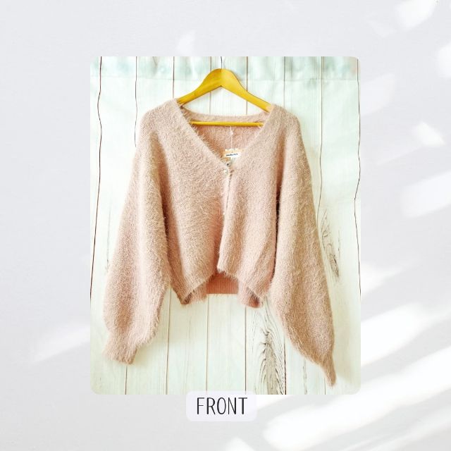 ピンクのフェザーパールボタンカーディガン