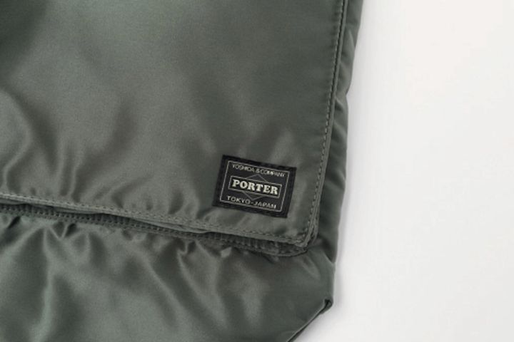 ネームは織りの密度を上げることで「PORTER」の文字をより鮮明に。
