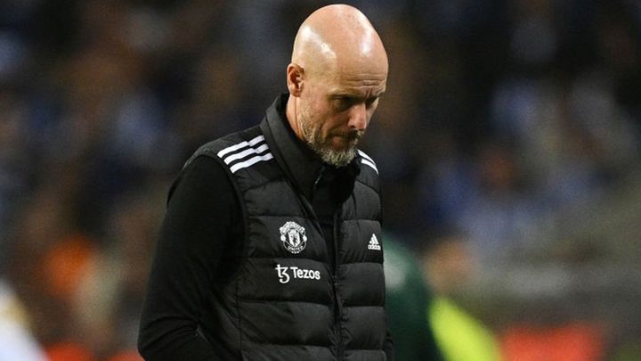 「35年で最悪」の英・名門が指揮官を電撃解任…レジェンドFWが暫定の後任に