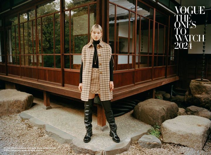 ケープ ￥750,000 トップ ￥270,000 スカート ￥450,000 リング￥76,000 イヤリング ￥88,000 ネックレス ￥88,000 リング（左手）¥54,000 ブーツ ¥394,000／すべてDIOR（クリスチャン ディオール）