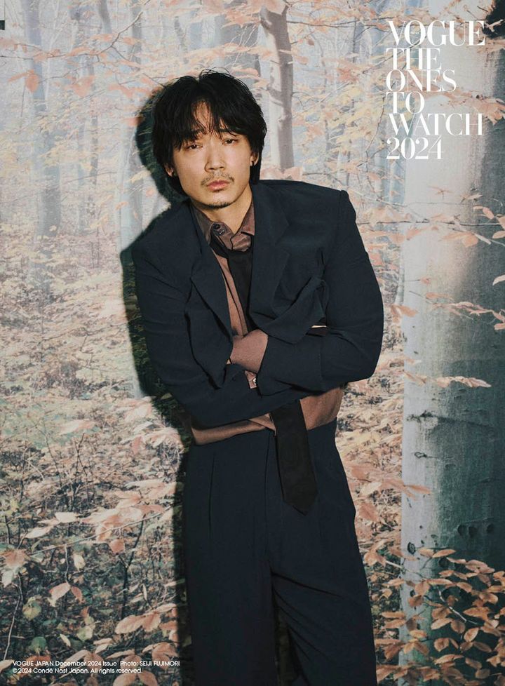 ジャケット ￥638,000 シャツ ￥308,000 パンツ ￥341,000 シューズ ￥159,500 ネクタイ ￥51,700／すべてSAINT LAURENT BY ANTHONY VACCARELLO（サンローラン クライアントサービス）