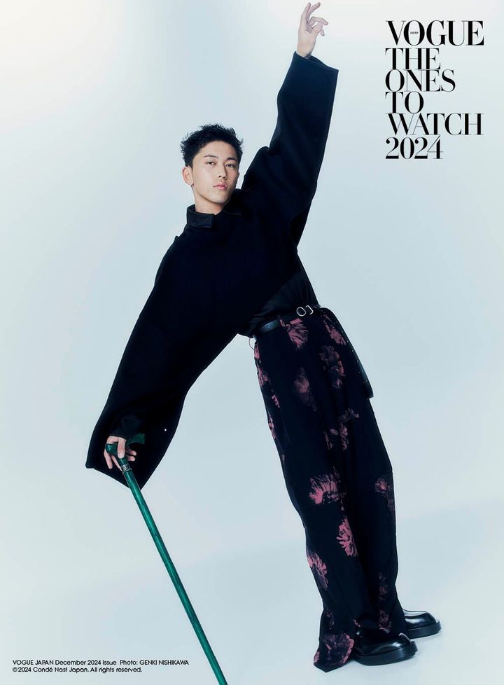 ケープ ￥616,000 シャツ ￥256,300 パンツ ￥294,800ベルト ￥140,800 ローファー ￥247,500／すべてJIL SANDER BY LUCIE AND LUKE MEIER（ジルサンダージャパン） 腕時計 ￥759,000 リング（中指） ￥220,000 （小指） ￥946,000／すべてTIFFANY & CO.（ティファニー・アンド・カンパニー・ジャパン・インク）