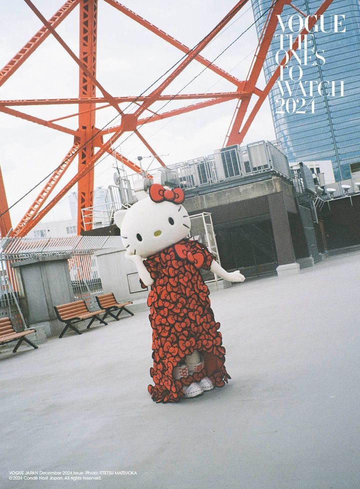 今回、ハローキティがまとうスペシャルルックのデザイン・制作を手がけたダブレットのデザイナー、井野将之は、「もともとイラストのキティちゃんになじみがあったので、キティちゃんが実際に着用する服をデザインするにあたり、2次元（2D）のリボンを使い、3次元のキティちゃんが着る2.5次元の表現を試みました」と語る。ヘッドドレス（リボン） ドレスともに参考商品／ともにDOUBLET（エンケル）©’24 SANRIO 著作（株）サンリオ