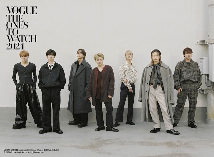 〈写真左から〉松倉海斗：ニット ￥166,980 パンツ ￥372,680 シューズ ￥242,000／すべてMcQUEEN（アレキサンダー・マックイーン クライアントサービス） 七五三掛龍也：ブルゾン ￥286,000 シャツ ￥104,500 パンツ ￥209,000／すべてVALENTINO ネクタイ ￥35,200 ブーツ ￥211,200／ともにVALENTINO GARAVANI（ともにヴァレンティノ インフォメーションデスク） ペンダント ￥2,068,000 ピアス ￥720,500／TIFFANY & CO.（ティファニー・アンド・カンパニー・ジャパン・インク）中村海人：コート ￥807,400 ニット ￥212,300 パンツ ￥173,800 ベルト ￥69,300 シューズ ￥198,000／すべてBOTTEGA VENETA（ボッテガ・ヴェネタ ジャパン）宮近海斗：スクープネックニット ￥433,400 クルーネックニット ￥301,400（参考価格） Vネックニット ￥334,400 パンツ ￥194,700 ソックス ￥67,100（参考価格） シューズ ￥140,800／すべてGIVENCHY（ジバンシィ ジャパン） ピアス ￥682,000 ネックレス（ロング）￥566,500 ネックレス（ショート）￥1,991,000／すべてTIFFANY & CO.（ティファニー・アンド・カンパニー・ジャパン・インク）川島如恵留：シャツ ￥276,100 パンツ ￥194,700 ソックス ￥67,100（参考価格） シューズ ￥130,900（参考価格）／すべてGIVENCHY（ジバンシィ ジャパン） ベルト／スタイリスト私物 ピアス ￥1,595,000 ペンダント ￥2,200,000／ともにTIFFANY & CO.（ティファニー・アンド・カンパニー・ジャパン・インク） 松田元太：コート ￥1,320,000 シャツ 参考商品 パンツ ￥915,200（参考色） ネクタイ ￥61,600（参考色） ベルト ￥69,300 シューズ ￥286,000／すべてBOTTEGA VENETA（ボッテガ・ヴェネタ ジャパン） 吉澤閑也：シャツ ￥326,700 パンツ ￥250,800 ベルト ￥86,900 シューズ ￥195,000／すべてBOTTEGA VENETA（ボッテガ・ヴェネタ ジャパン）