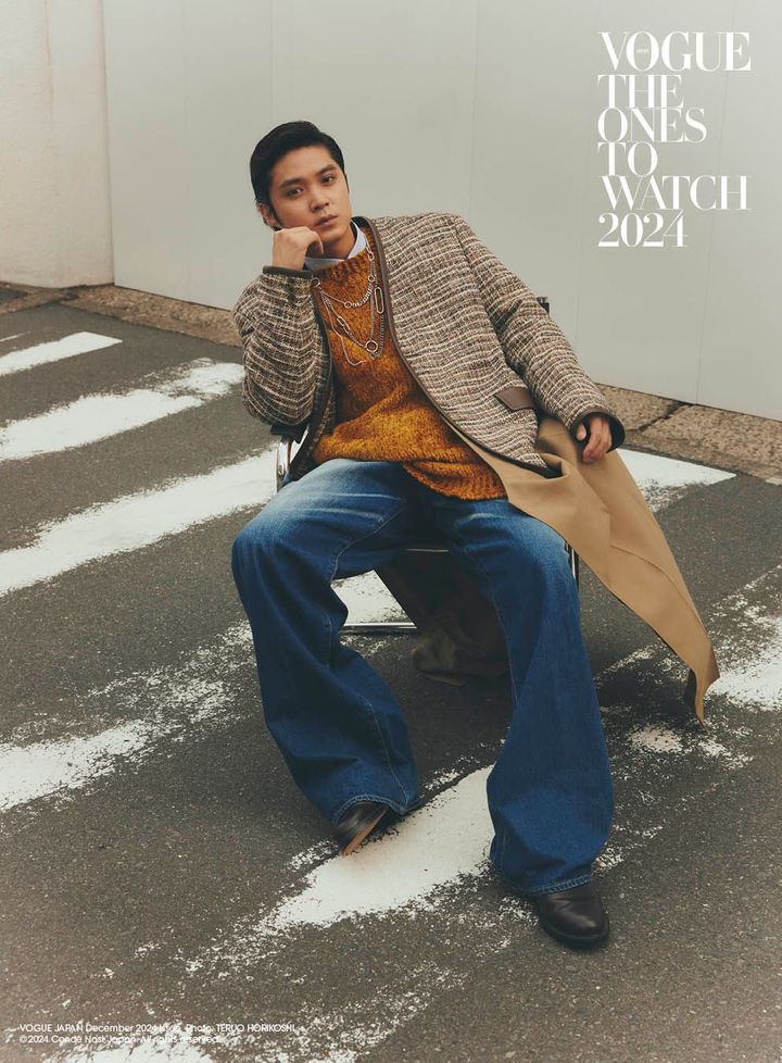 コート ￥220,000 シャツ ￥52,800 パンツ ￥55,000 ニット ネックレス シューズ すべて参考商品／すべてJUNYA WATANABE MAN（コム デ ギャルソン）