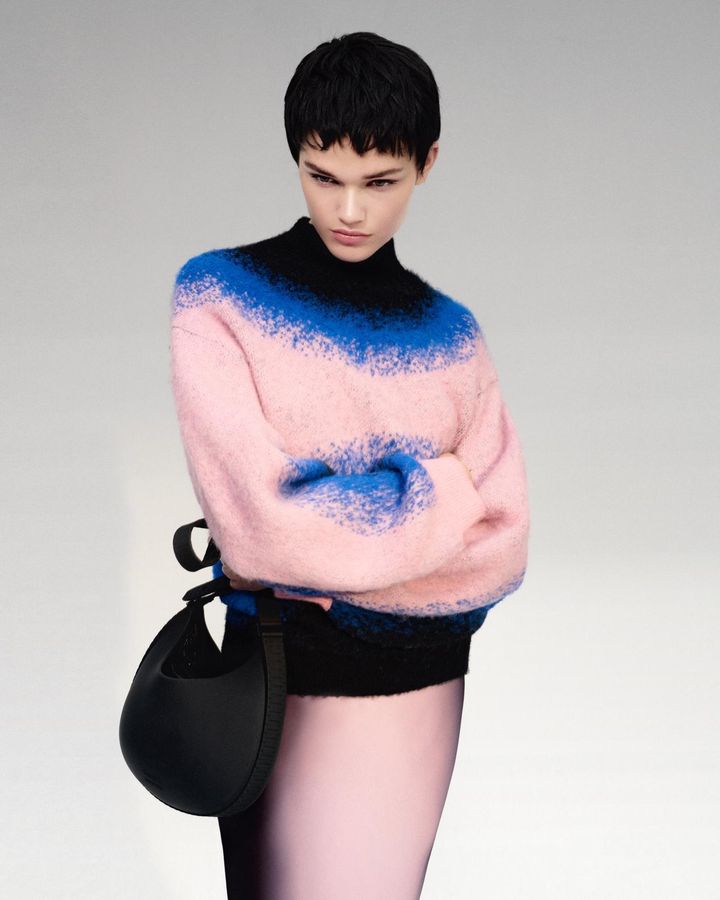 画像: 【Desigual × Alphonse Maitrepierre】「ニット」￥26,900（税込）、「スカート」￥19,900（税込）、「バッグ」￥28,900（税込）