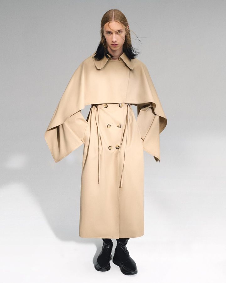 画像: 【Desigual × Alphonse Maitrepierre】「コート」￥43,900（税込）、「ブーツ」￥43,900（税込）