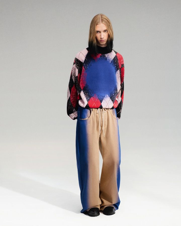 画像: 【Desigual × Alphonse Maitrepierre】「ニット」￥22,900（税込）、「パンツ」￥26,900（税込）、「ブーツ」￥43,900（税込）