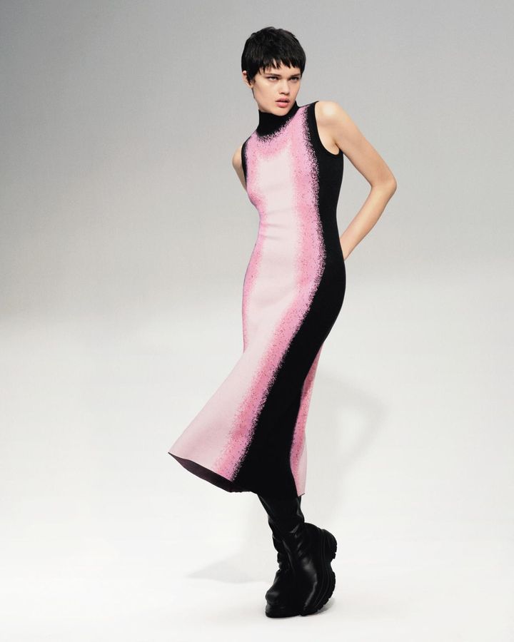 画像: 【Desigual × Alphonse Maitrepierre】「ドレス」￥32,900（税込）、「ブーツ」￥43,900（税込）