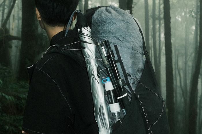 SEALSONのバックパックを背負っているところイメージ