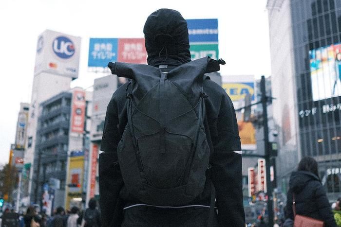 SEALSONのバックパックを背負って街中にいる人