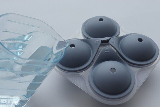 スタンダードプロダクツ シリコーンアイスボールメーカー6cm 水を注ぐ