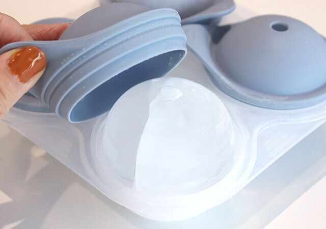 スタンダードプロダクツ シリコーンアイスボールメーカー6cm 取り出し