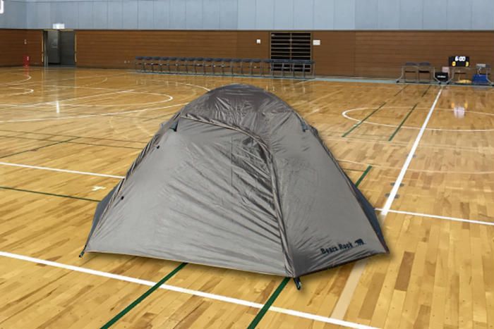 体育館内に設営したハヤブサテント