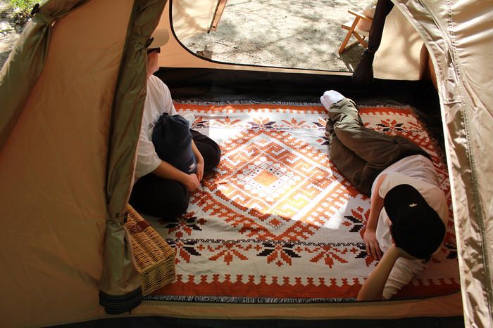 ハヤブサテントの中でくつろぐ様子