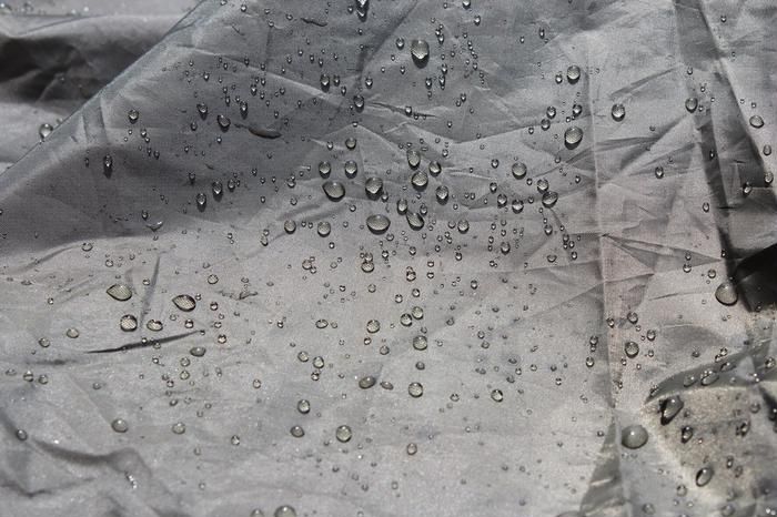 水を弾く素材のアップ