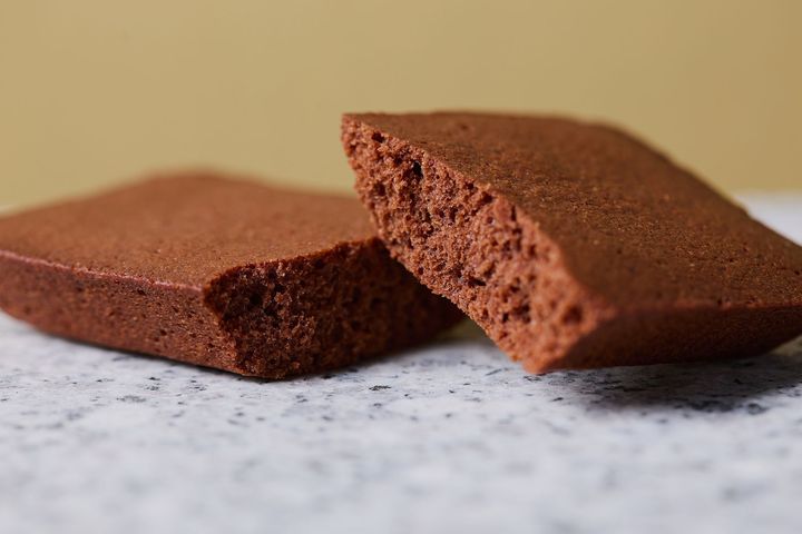 産地ごとのカカオ豆の風味をダイレクトに味わうため、カカオバターを添加（追油）していない。カカオ豆と砂糖（含蜜糖）のみでつくられたピュアなチョコレートは、吹き出物などの体調不良を起こすことがない、と言われているそう。