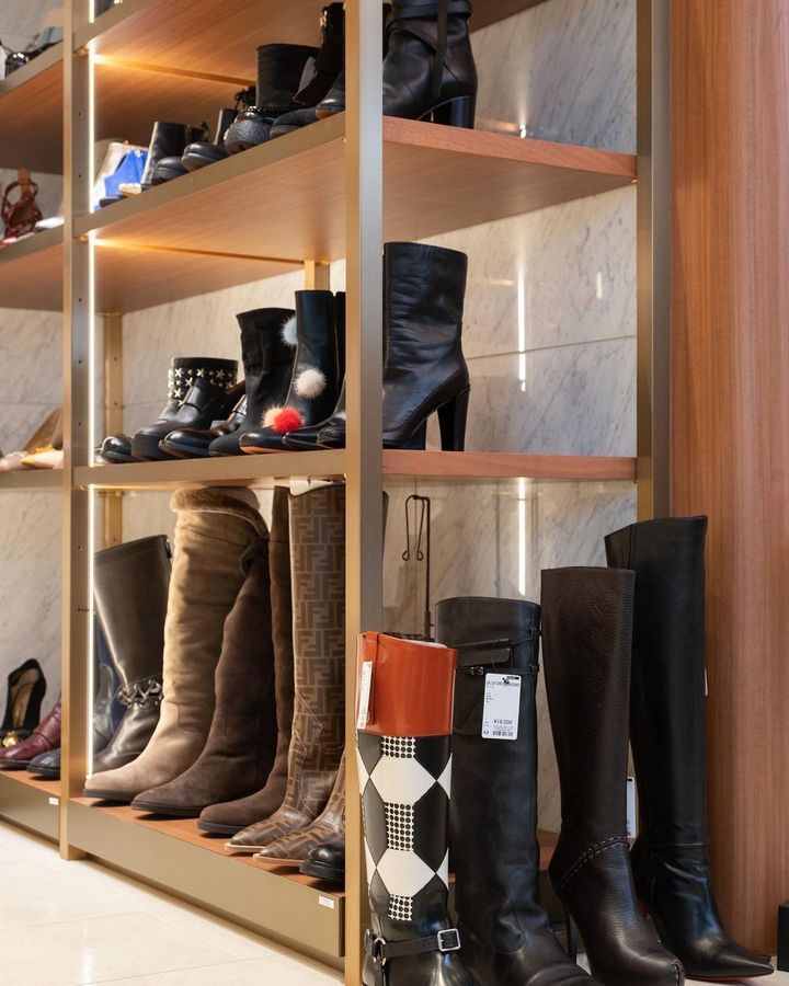 コメヒョウの店内に展示されているブーツ