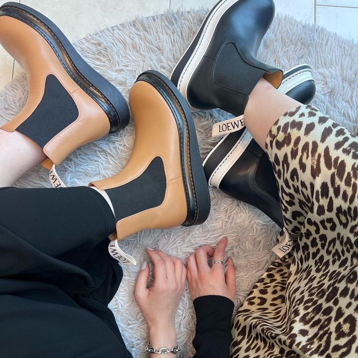 ショートブーツを履いた人の足元