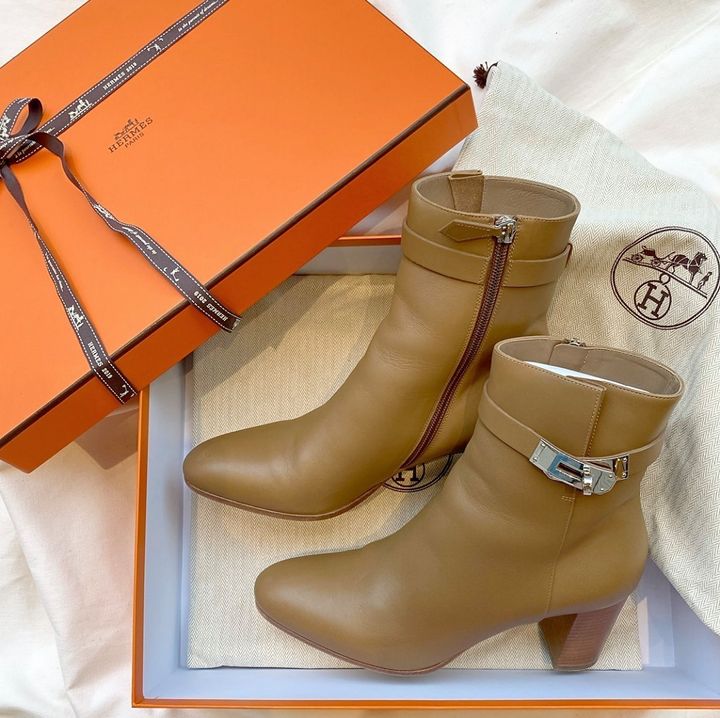 箱に入ったエルメスのブーツ