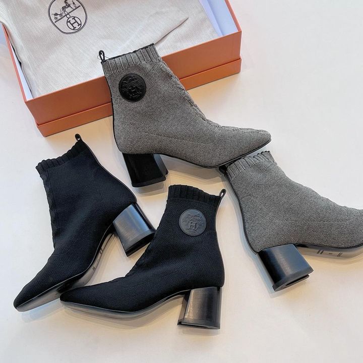 黒とグレーのブーツ