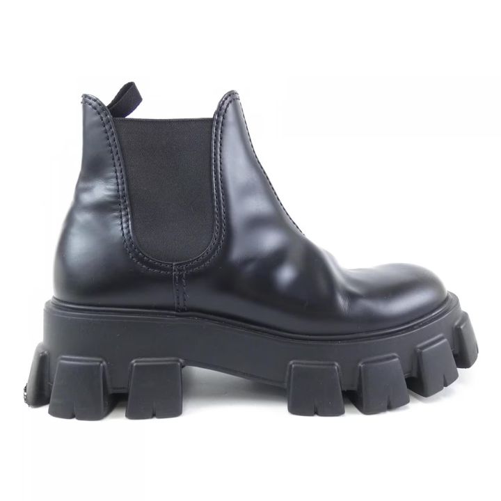 プラダのモノリスブーツ