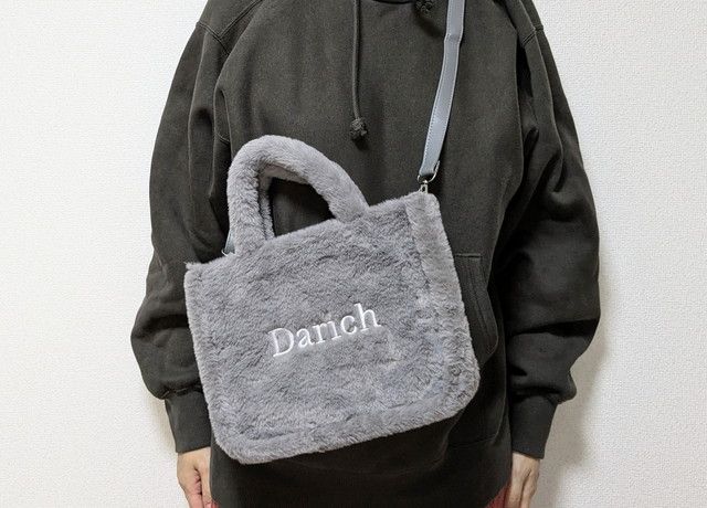 DarichFLUFFYバッググレー持ったところ