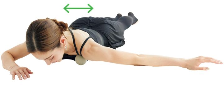 木下ココ 埋もれ首 テニスボール ストレッチ2