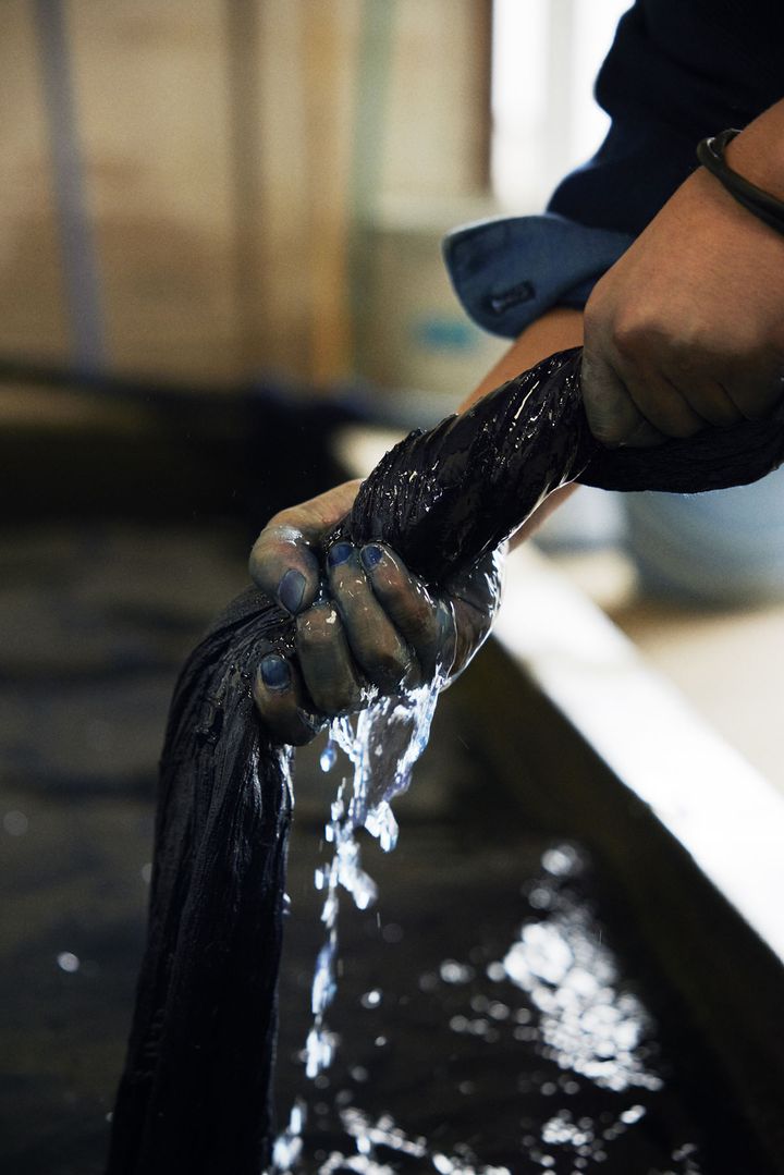 枷糸の水を絞る様子