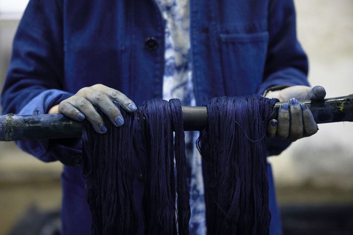 藍瓶から糸を引き上げる様子