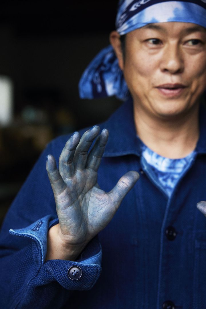 爪まで真っ青に染まった手