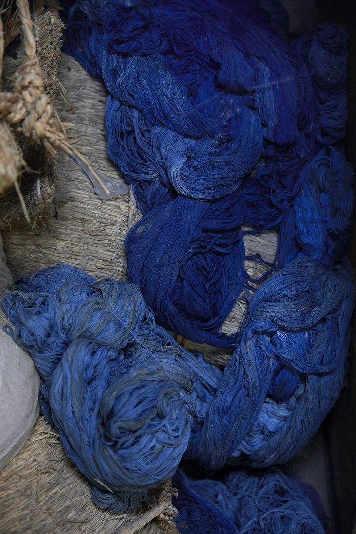 藍色に染めあがった枷糸