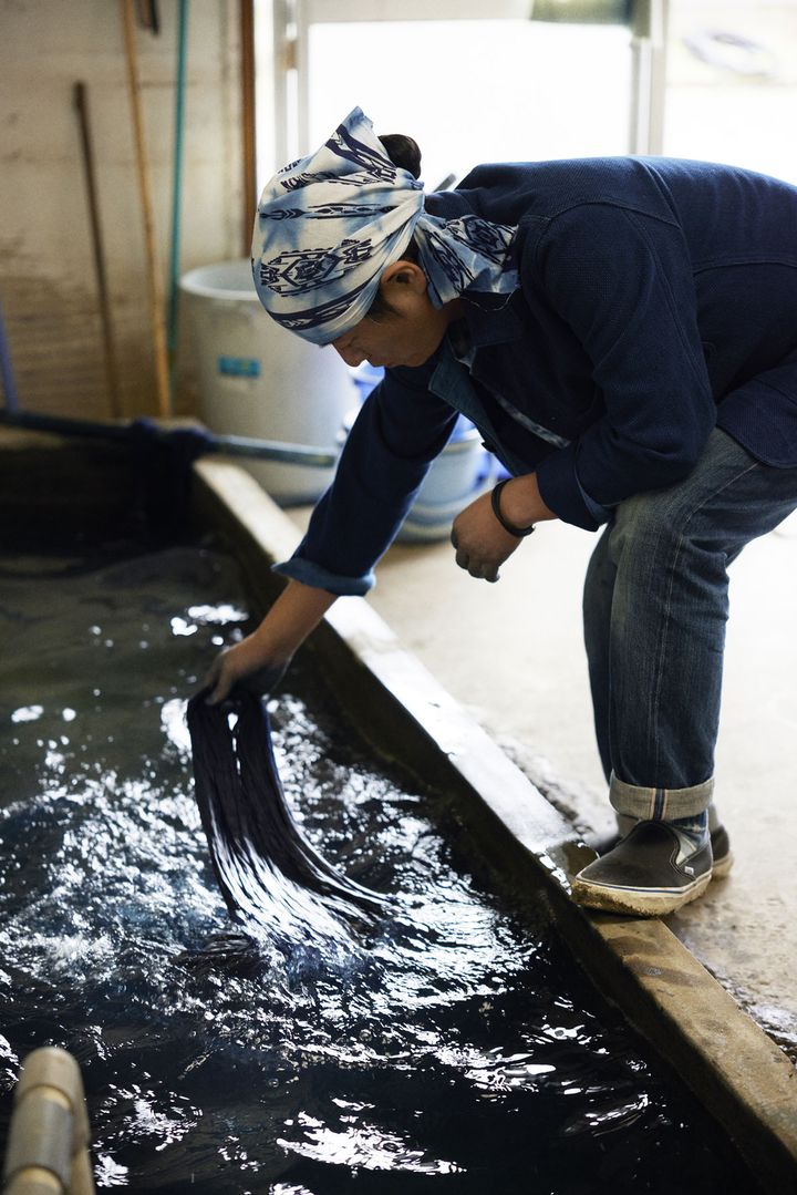 枷糸を水で洗う様子