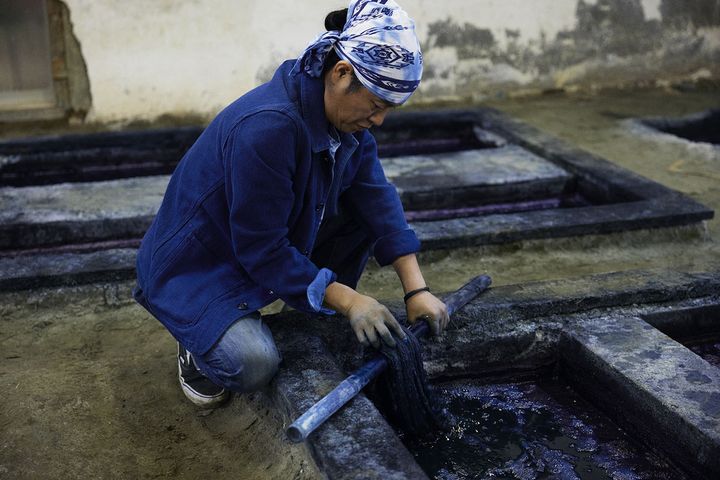 藍瓶に糸を浸ける様子