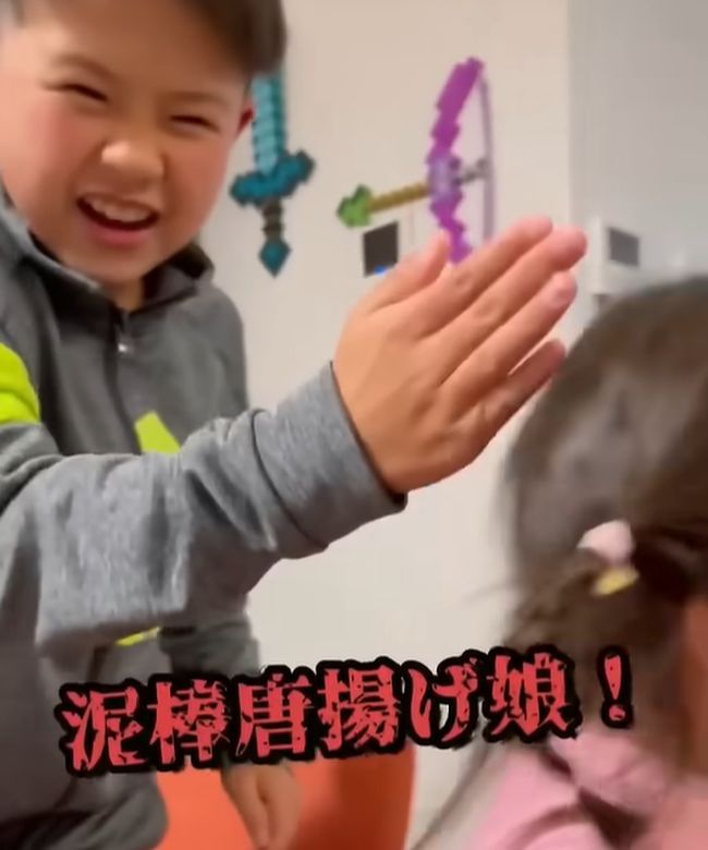 妹ちゃんが、お兄ちゃんの大好物おかずを奪って逃走！悲しみの兄は…