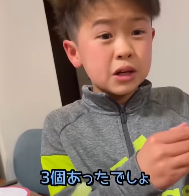 妹ちゃんが、お兄ちゃんの大好物おかずを奪って逃走！悲しみの兄は…