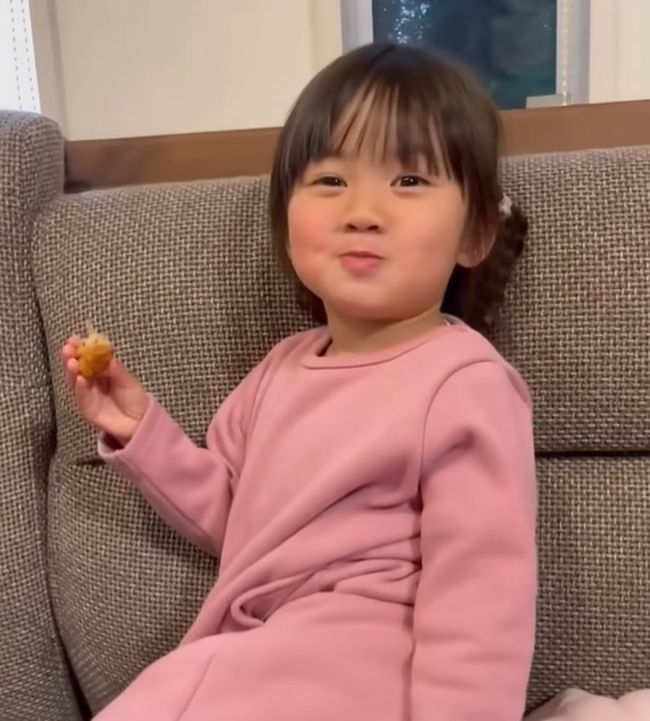 妹ちゃんが、お兄ちゃんの大好物おかずを奪って逃走！悲しみの兄は…