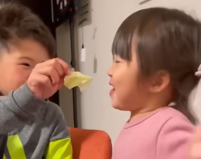 妹ちゃんが、お兄ちゃんの大好物おかずを奪って逃走！悲しみの兄は…