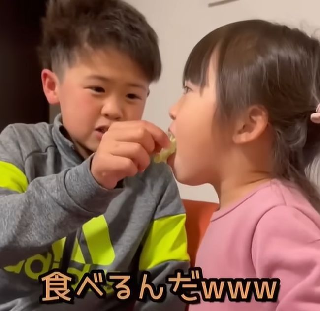 妹ちゃんが、お兄ちゃんの大好物おかずを奪って逃走！悲しみの兄は…