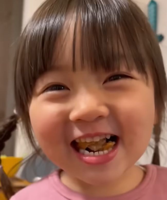 妹ちゃんが、お兄ちゃんの大好物おかずを奪って逃走！悲しみの兄は…