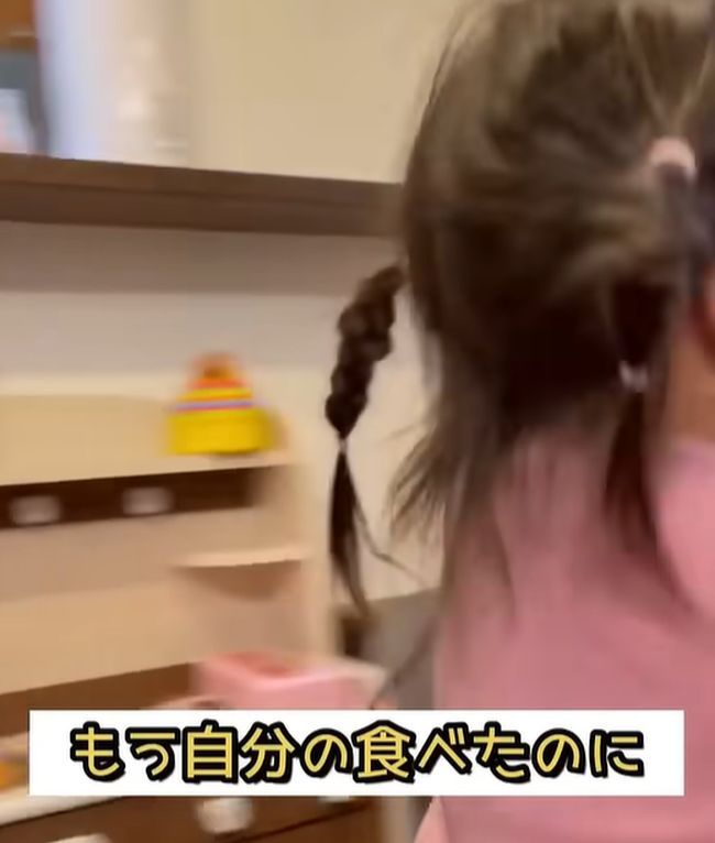 妹ちゃんが、お兄ちゃんの大好物おかずを奪って逃走！悲しみの兄は…