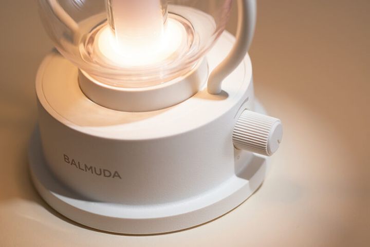 バルミューダ バルミューダ ザ・ランタン L02A（ブラック、ホワイト） 各￥15,950／バルミューダサポートセンター